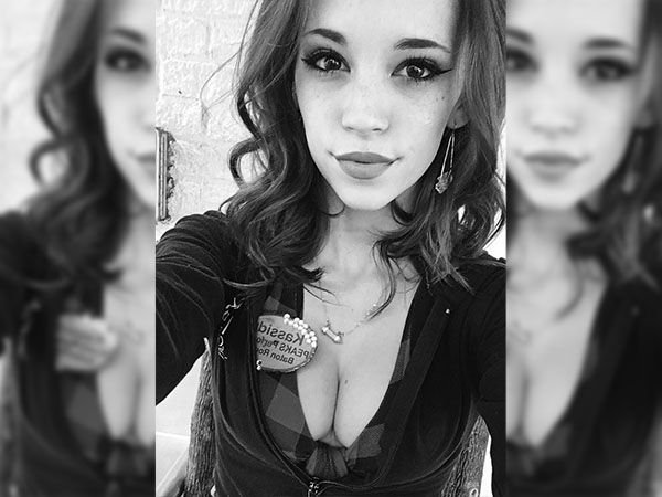 Селфи девушек на работе (30 фото)