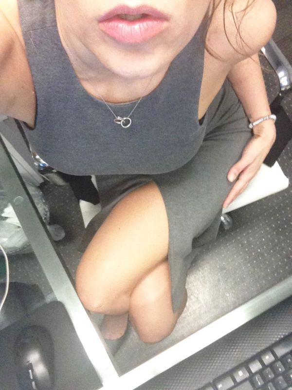 Селфи девушек на работе (30 фото)