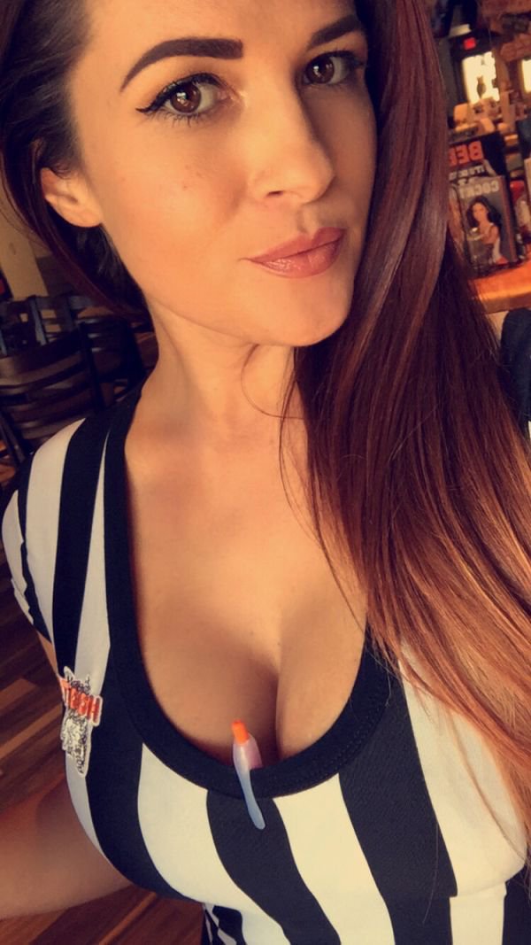 Селфи девушек на работе (30 фото)