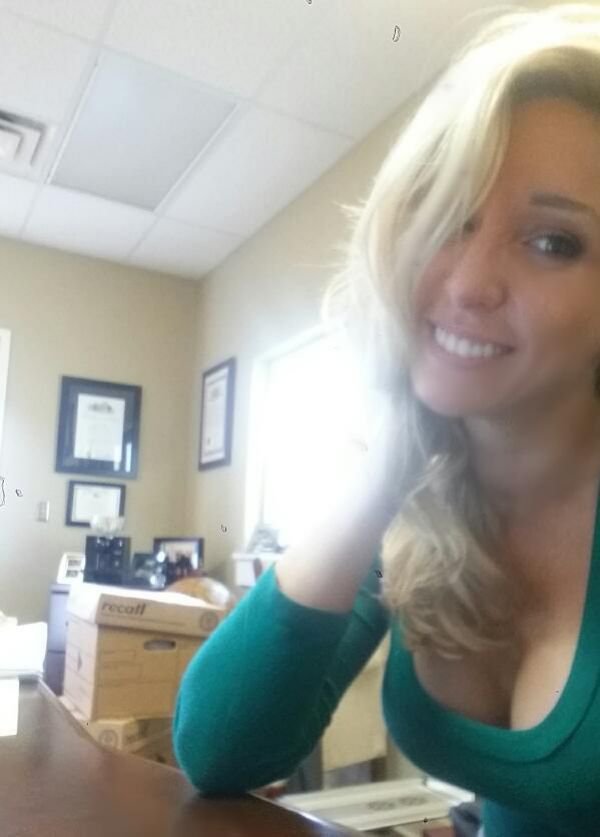 Селфи девушек на работе (30 фото)