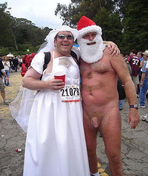 Сумасшедшие чики бегают голышом по деревне - Эроприколы