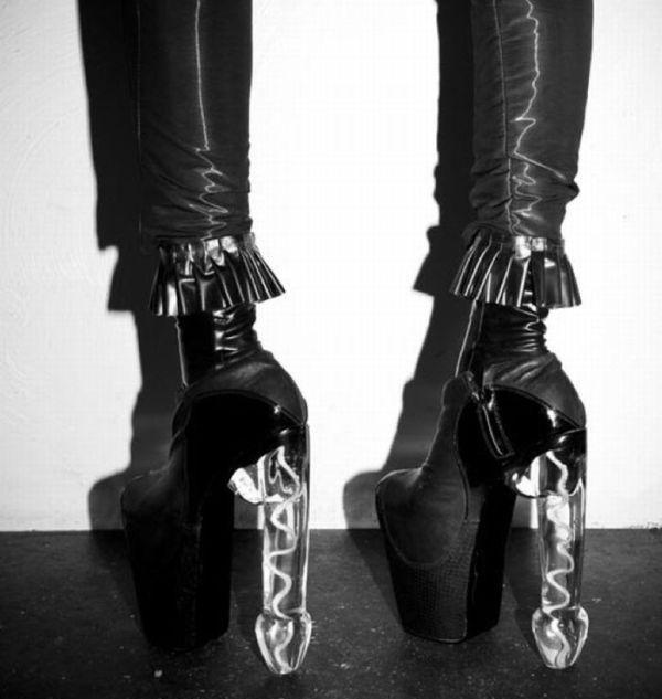 Сумасшедшие чики бегают голышом по деревне - Эроприколы