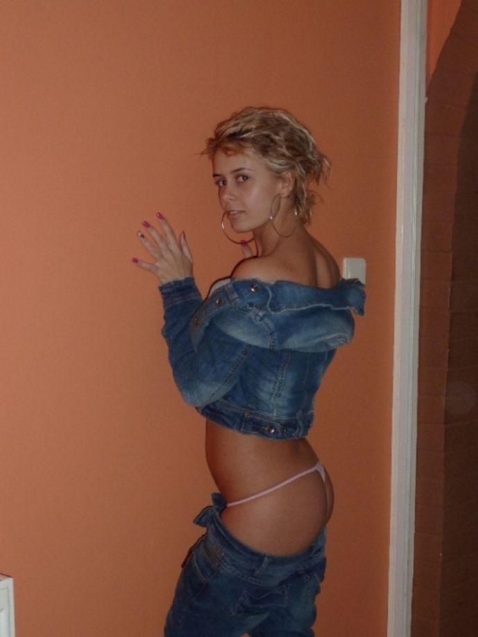 Молодая шалава с неплохим телосложением 