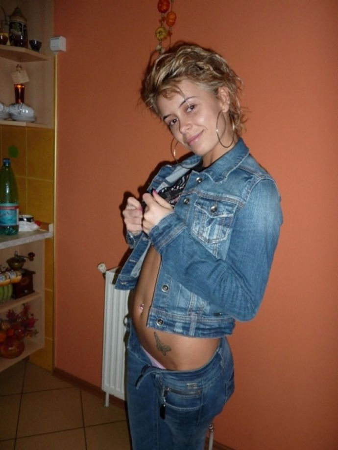 Молодая шалава с неплохим телосложением 