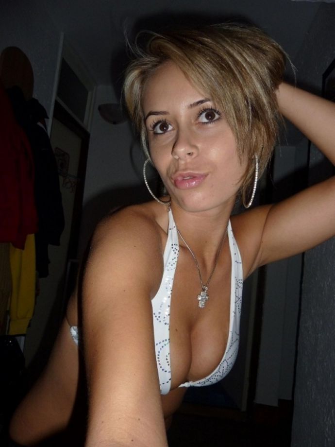 Молодая шалава с неплохим телосложением 