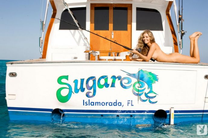 Девочка моряка обнаженная на яхте