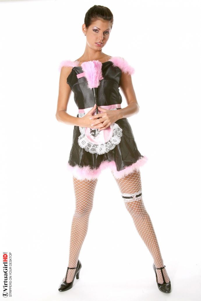 Красивая домработница в розовых чулочках