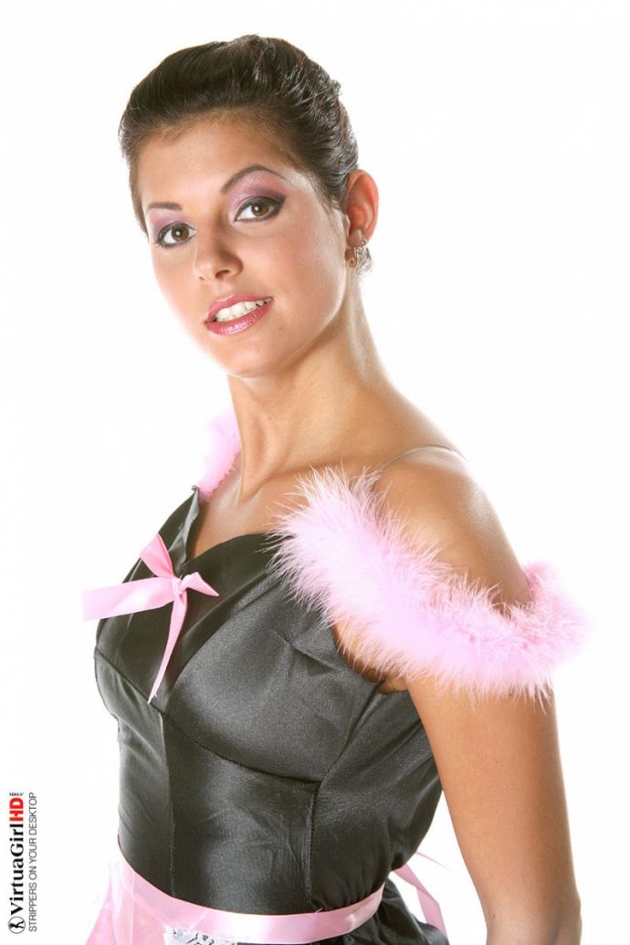 Красивая домработница в розовых чулочках