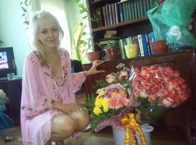 Жена утром на 8 марта голышом