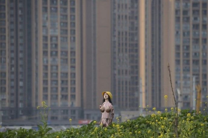 Из потасканной резиновой бабы получается отличное пугало