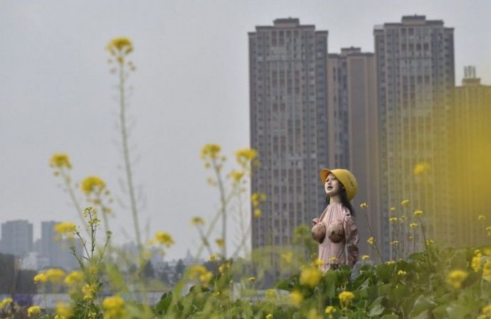 Из потасканной резиновой бабы получается отличное пугало