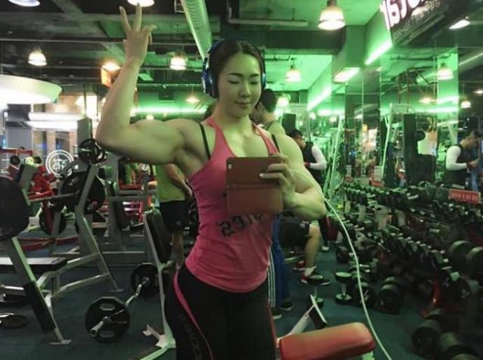 Корейская Барби с телом Халка