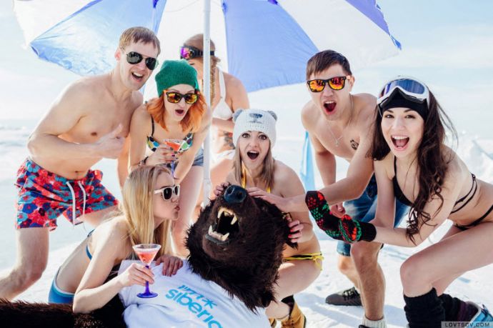 На Байкале устроили вечеринку в купальниках при температуре -20°С