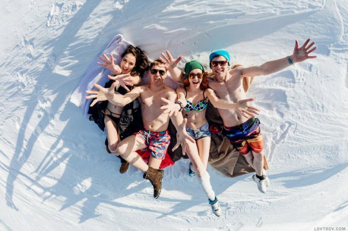 На Байкале устроили вечеринку в купальниках при температуре -20°С