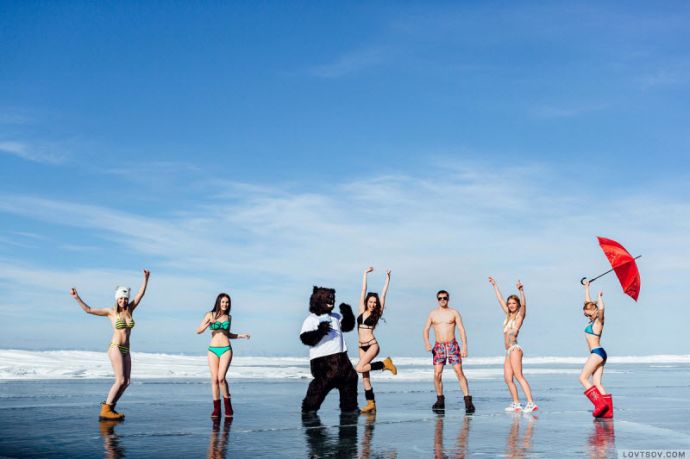 На Байкале устроили вечеринку в купальниках при температуре -20°С