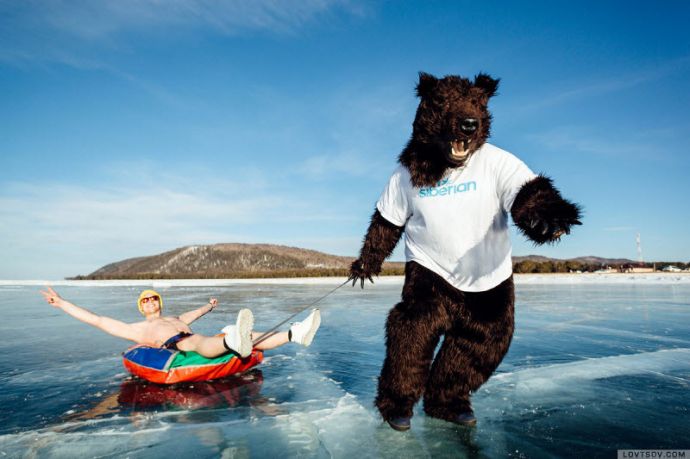 На Байкале устроили вечеринку в купальниках при температуре -20°С