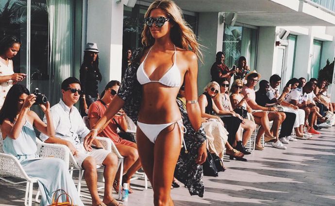 Натали Розер в купальнике