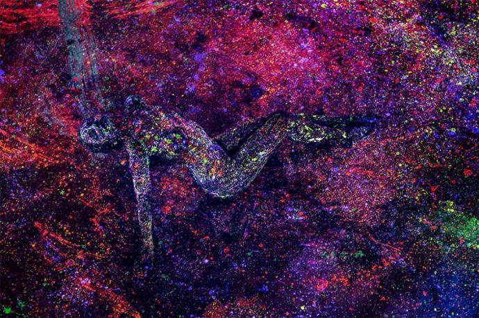 Найди обнаженных моделей в каплях флуоресцентной краски