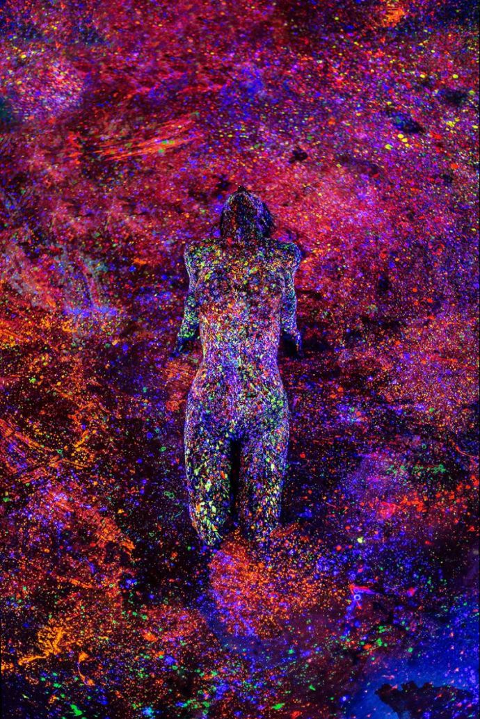 Найди обнаженных моделей в каплях флуоресцентной краски