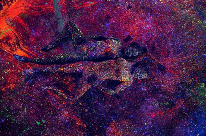 Найди обнаженных моделей в каплях флуоресцентной краски