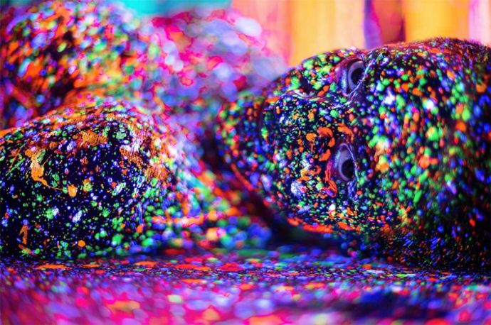 Найди обнаженных моделей в каплях флуоресцентной краски