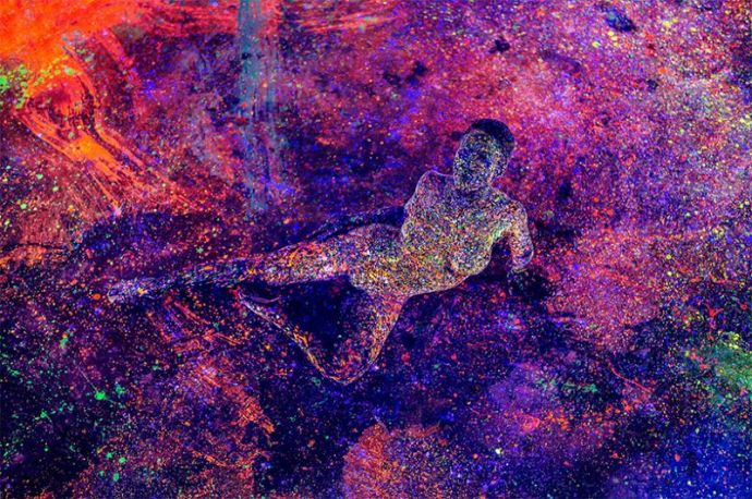 Найди обнаженных моделей в каплях флуоресцентной краски