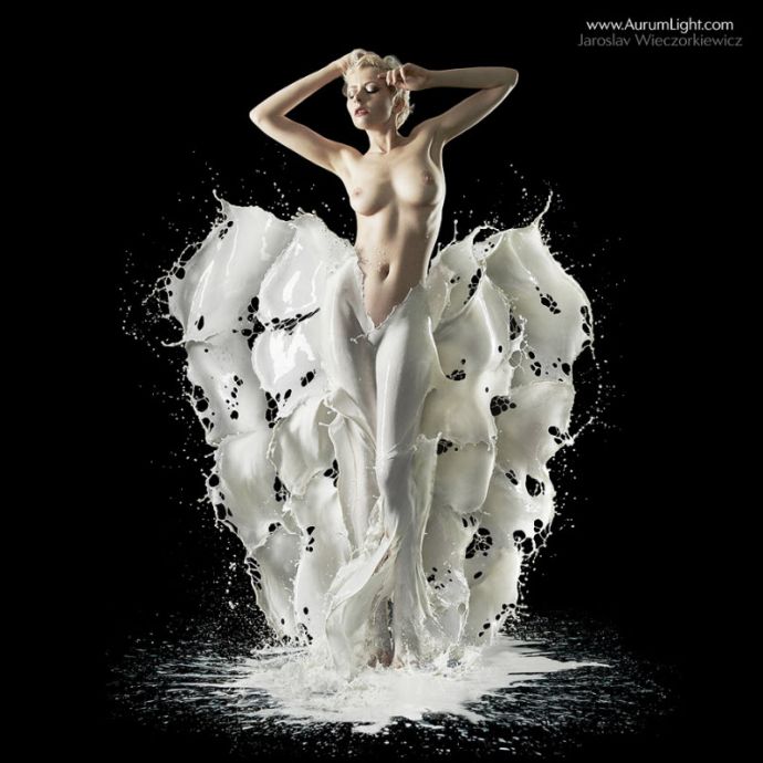 Сексуальные девушки в 'платьях' из молока и воды