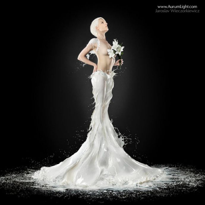 Сексуальные девушки в 'платьях' из молока и воды