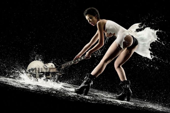 Сексуальные девушки в 'платьях' из молока и воды