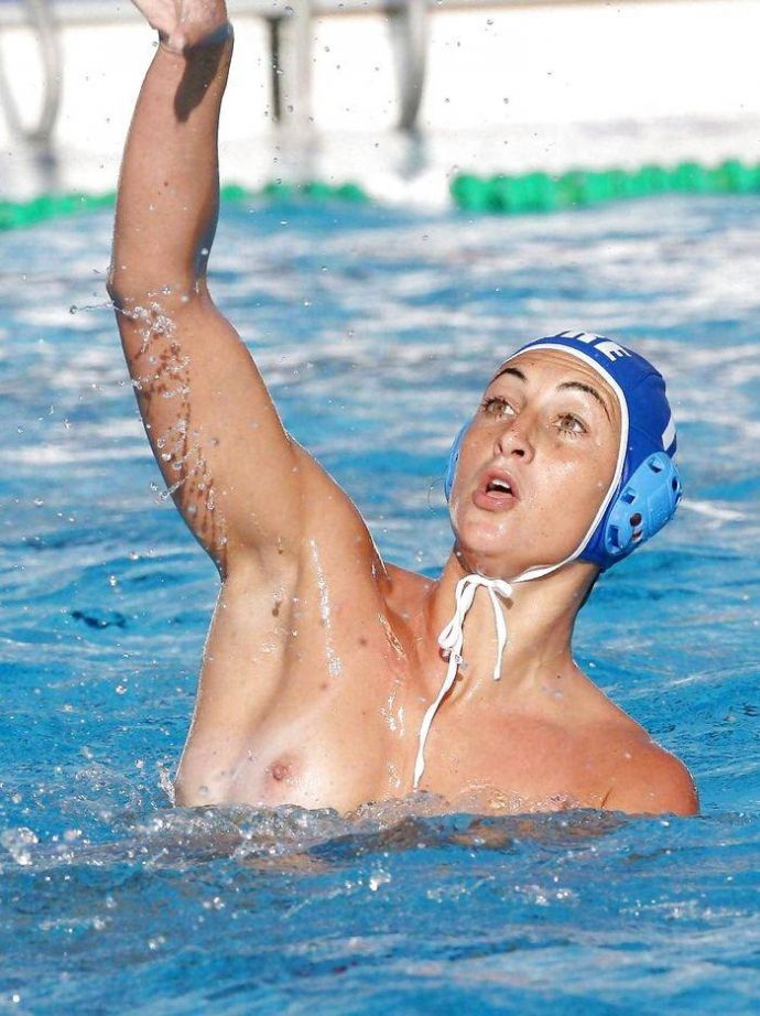 Сумасшедшие чики бегают голышом по деревне - Эроприколы