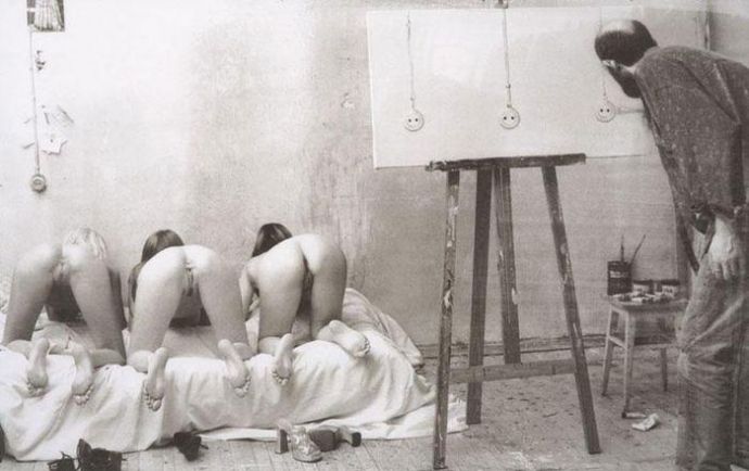 Сумасшедшие чики бегают голышом по деревне - Эроприколы