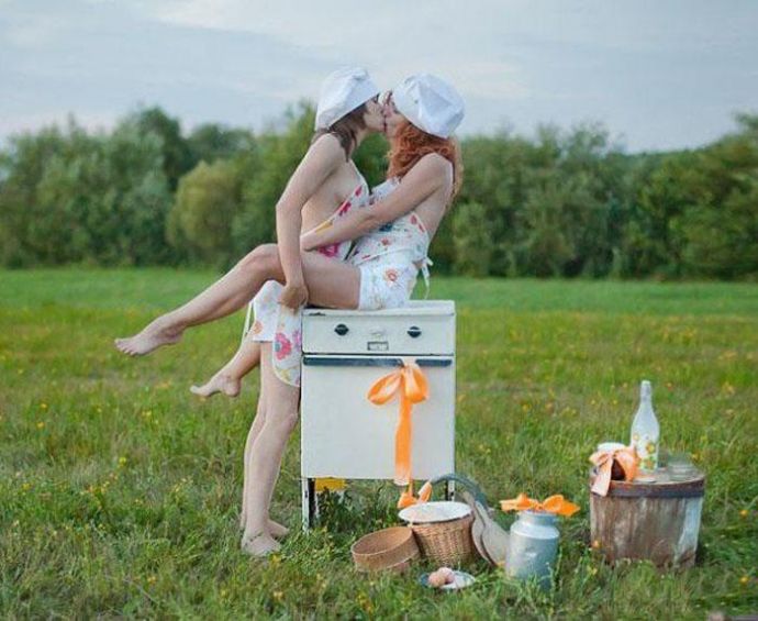 Сумасшедшие чики бегают голышом по деревне - Эроприколы