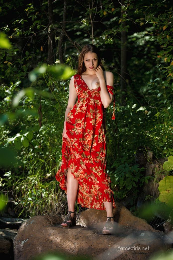 Телочка разделась на прибрежных камнях