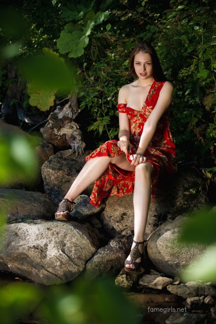 Телочка разделась на прибрежных камнях