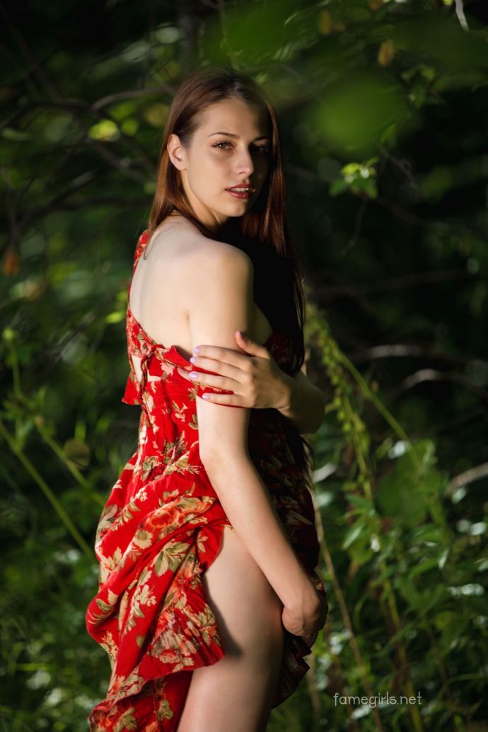 Телочка разделась на прибрежных камнях