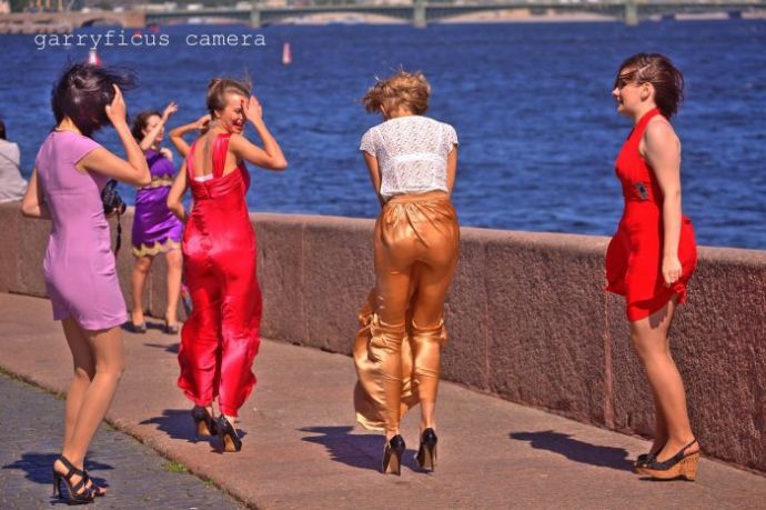 Ветер сделал свадьбу еще более веселой и зрелищной