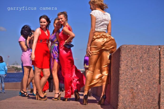 Ветер сделал свадьбу еще более веселой и зрелищной