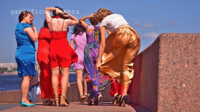 Ветер сделал свадьбу еще более веселой и зрелищной