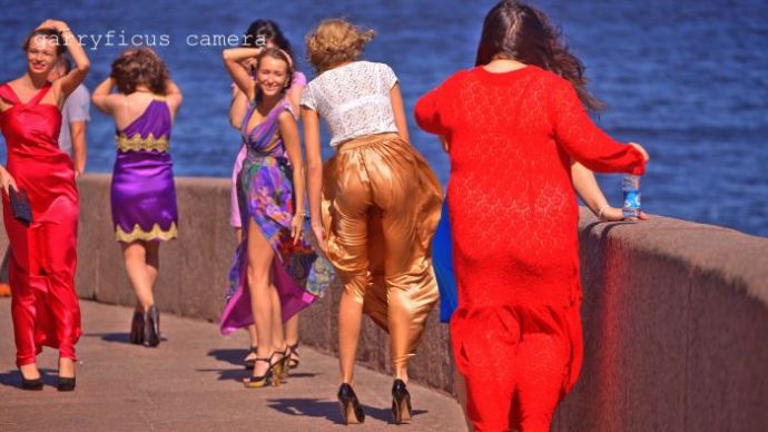 Ветер сделал свадьбу еще более веселой и зрелищной