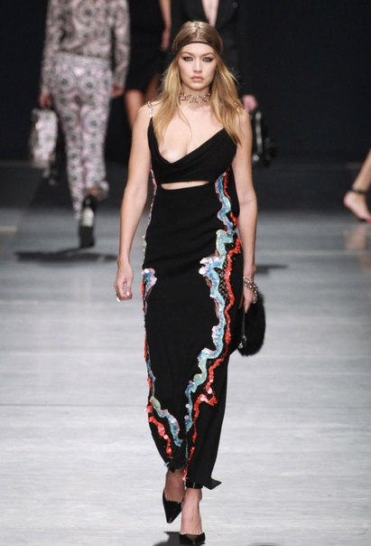 Джиджи Хадид (Gigi Hadid) с голой грудью на показе Versace в Милане