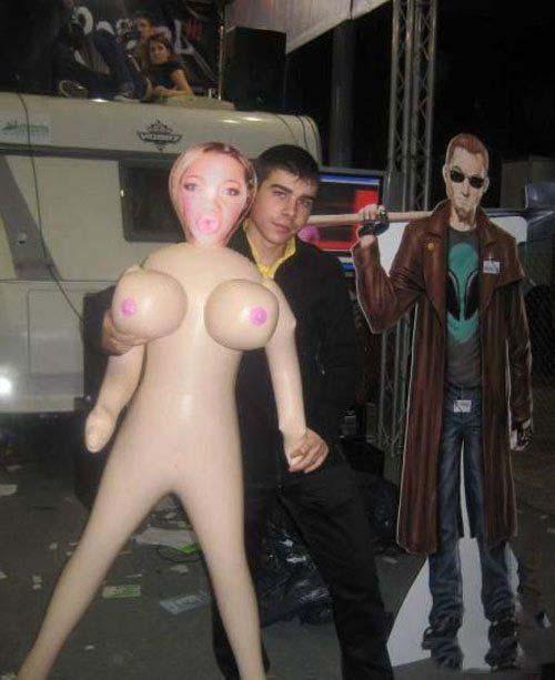 Если нет бабы, трахай резиновую куклу - Эроприколы