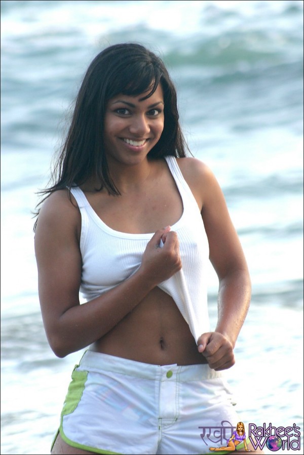 Смуглая баба на пляже