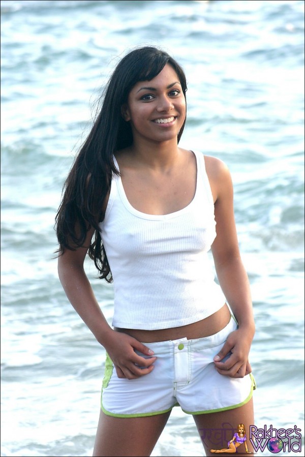 Смуглая баба на пляже