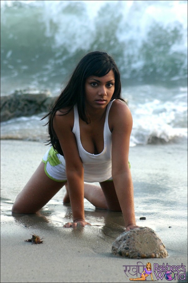 Смуглая баба на пляже