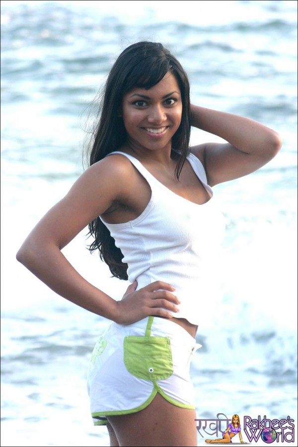 Смуглая баба на пляже