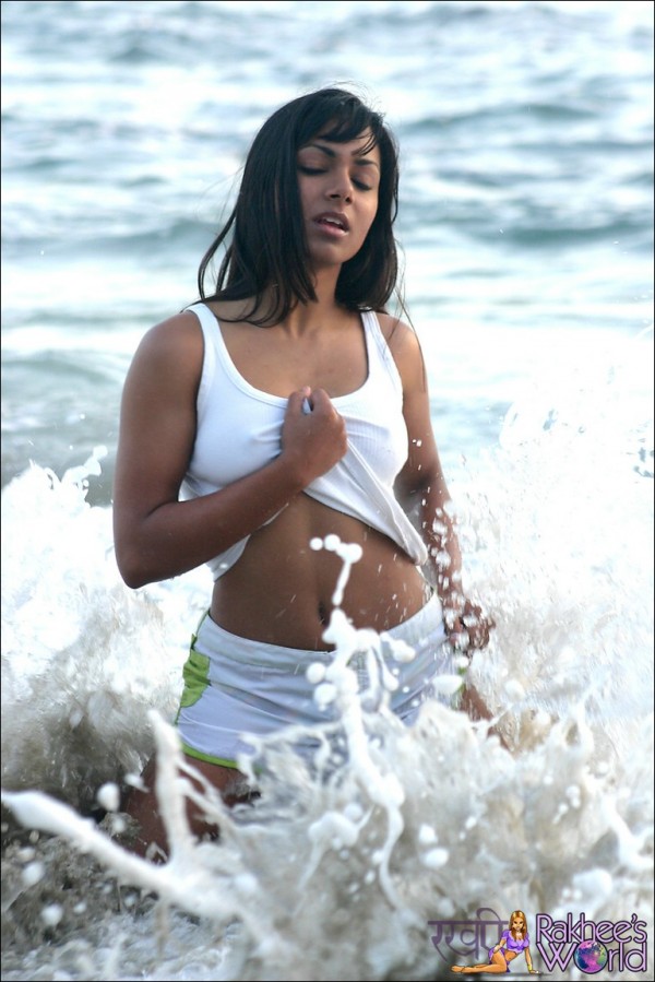 Смуглая баба на пляже