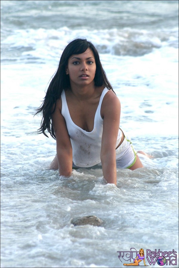 Смуглая баба на пляже