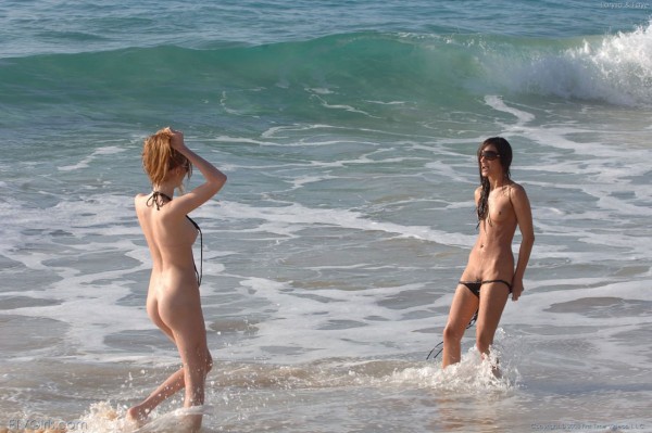 Голые две чики на пляже