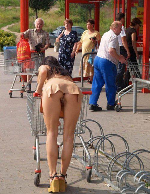 Показала жопу всему пляжу - Эроприколы