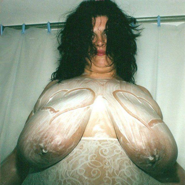 Сиськи, которые отвисли до колен - Эроприколы